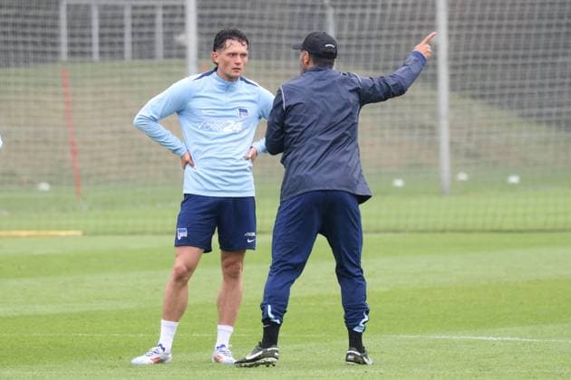 DEU, DFL, 2. FBL Hertha BSC, Training, 02.07.2024, Sportforum, Berlin, DEU, DFL, 2. FBL Hertha BSC, Training, im Bild Cheftrainer Cristian Fiel (Hertha BSC Berlin), Fabian Reese (Hertha BSC Berlin 11) DFL - regulations prohibit any use of Photographs as image sequences and or quasi-video Foto: Juergen Engler nordphoto GmbH