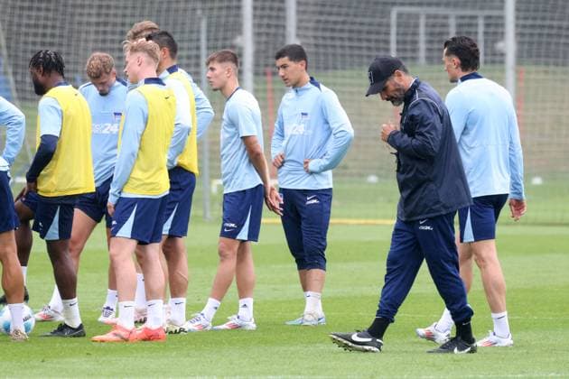 DEU, DFL, 2. FBL Hertha BSC, Training, 02.07.2024, Sportforum, Berlin, DEU, DFL, 2. FBL Hertha BSC, Training, im Bild Cheftrainer Cristian Fiel (Hertha BSC Berlin), Fabian Reese (Hertha BSC Berlin 11) DFL - regulations prohibit any use of Photographs as image sequences and or quasi-video Foto: Juergen Engler nordphoto GmbH