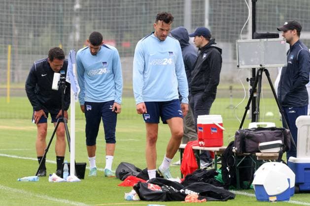 DEU, DFL, 2. FBL Hertha BSC, Training, 02.07.2024, Sportforum, Berlin, DEU, DFL, 2. FBL Hertha BSC, Training, im Bild Haris Tabakovic (Hertha BSC Berlin 25), Andreas Bouchalakis (Hertha BSC Berlin 5), Konditionstrainer Hendrik Kuchno (Hertha BSC Berlin) DFL - regulations prohibit any use of Photographs as image sequences and or quasi-video Foto: Juergen Engler nordphoto GmbH