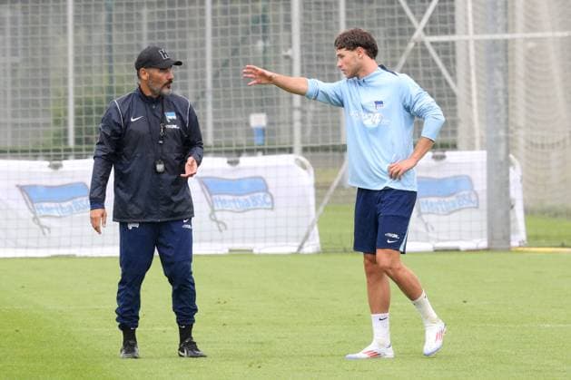 DEU, DFL, 2. FBL Hertha BSC, Training, 02.07.2024, Sportforum, Berlin, DEU, DFL, 2. FBL Hertha BSC, Training, im Bild Cheftrainer Cristian Fiel (Hertha BSC Berlin), Linus Gechter (Hertha BSC Berlin 44) DFL - regulations prohibit any use of Photographs as image sequences and or quasi-video Foto: Juergen Engler nordphoto GmbH