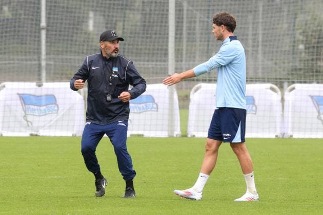 DEU, DFL, 2. FBL Hertha BSC, Training, 02.07.2024, Sportforum, Berlin, DEU, DFL, 2. FBL Hertha BSC, Training, im Bild Cheftrainer Cristian Fiel (Hertha BSC Berlin), Linus Gechter (Hertha BSC Berlin 44) DFL - regulations prohibit any use of Photographs as image sequences and or quasi-video Foto: Juergen Engler nordphoto GmbH