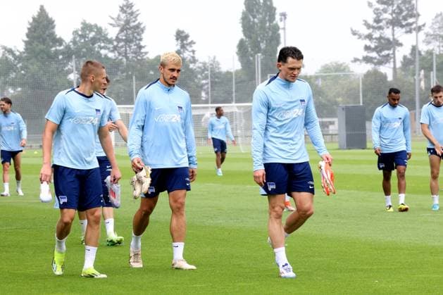 DEU, DFL, 2. FBL Hertha BSC, Training, 02.07.2024, Sportforum, Berlin, DEU, DFL, 2. FBL Hertha BSC, Training, im Bild Hertha-Spielerkreis, Marc-Oliver Kempf (Hertha BSC Berlin 20), Palko Dardai (Hertha BSC Berlin 27), Fabian Reese (Hertha BSC Berlin 11) DFL - regulations prohibit any use of Photographs as image sequences and or quasi-video Foto: Juergen Engler nordphoto GmbH