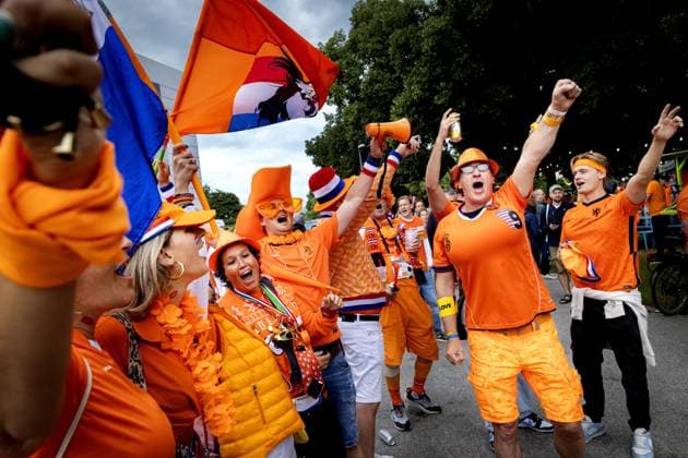 MUNICH - Dutch fans prior to the eighth final match at the European Championship, EM, Europameisterschaft of the Dutch national team, Nationalteam against Romania. ANP RAMON VAN FLYMEN netherlands out - belgium out Munchen xVIxxIVx 502596126 originalFilename: 0704864488st.jpg