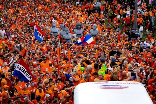 MUNICH - Dutch fans walk behind the Oranjebus during the fan walk to the Olympiastadion for the eighth final match at the European Championship, EM, Europameisterschaft of the Dutch national team, Nationalteam against Romania. ANP RAMON VAN FLYMEN netherlands out - belgium out Munchen xVIxxIVx 502606291 originalFilename: 0704912963st.jpg