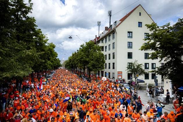 MUNICH - Dutch fans walk behind the Oranjebus during the fan walk to the Olympiastadion for the eighth final match at the European Championship, EM, Europameisterschaft of the Dutch national team, Nationalteam against Romania. ANP RAMON VAN FLYMEN netherlands out - belgium out Munchen xVIxxIVx 502606399 originalFilename: 0704913500st.jpg