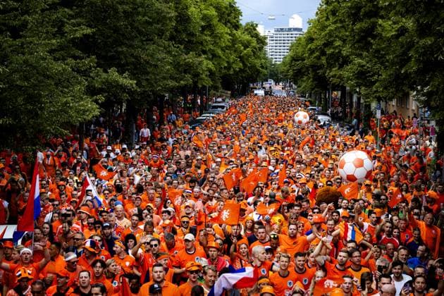 MUNICH - Dutch fans walk behind the Oranjebus during the fan walk to the Olympiastadion for the eighth final match at the European Championship, EM, Europameisterschaft of the Dutch national team, Nationalteam against Romania. ANP RAMON VAN FLYMEN netherlands out - belgium out Munchen xVIxxIVx 502607440 originalFilename: 0704924059st.jpg