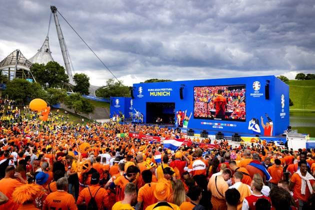 MUNICH - Dutch fans prior to the eighth final match in the Fanzone at the European Championship, EM, Europameisterschaft of the Dutch national team, Nationalteam against Romania. ANP RAMON VAN FLYMEN netherlands out - belgium out Munchen xVIxxIVx 502608821 originalFilename: 0704927474st.jpg
