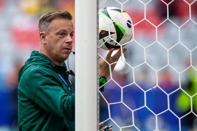 UEFA EURO, EM, Europameisterschaft,Fussball 2024: Rumänien - Niederlande; 02.07.2024 Felix Zwayer (Deutschland, Schiedsrichter) bei der Platzbegehung. UEFA EURO 2024: Rumänien - Niederlande; Munich Football Arena, München; 02.07.2024 Copyright: xBEAUTIFULxSPORTS Buriakovx