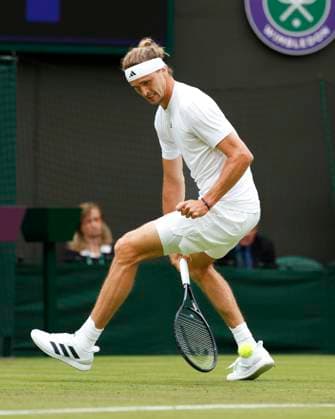 Alexander Zverev (GER) spielt einen Tweener, kurios, Serie Tennis - Wimbledon 2024 - Grand Slam ITF ATP, Tennis Herren WTA, Tennis Damen - AELTC - London - - Great Britain - 2 July 2024. Copyright: xJuergenxHasenkopfx