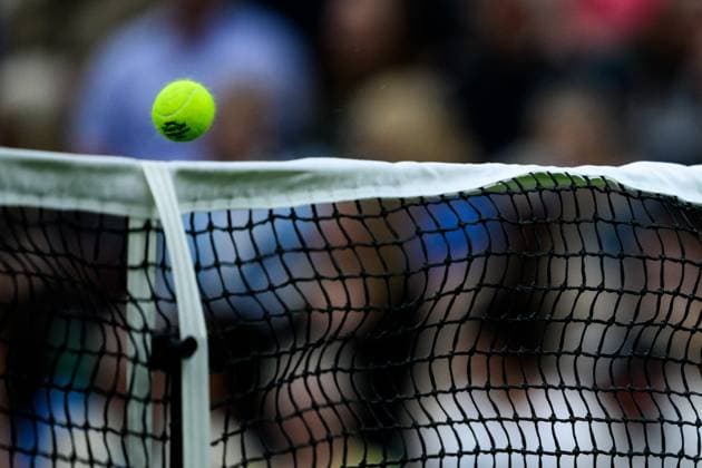 Sport Bilder des Tages 240702 A tennis ball touches the net during day 2 of Wimbledon on July 2, 2024 in London. Photo: Jesper Zerman BILDBYRAN kod JZ JZ0548 tennis wimbledon AELTC day 2 bbeng genre Copyright: JESPERxZERMAN BB240702JZ020
