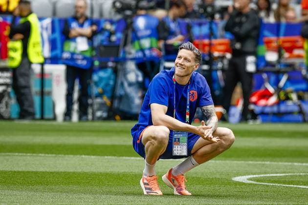 MUNCHEN, 02-07-2024, Stadium Allianz Arena, European Football Championship Euro2024, Round of 16 match no.40 between Romania and Netherlands. Netherlands player Wout Weghorst inspecting the pitch. Romania - Netherlands (Euro2024)  x25660606x Copyright: