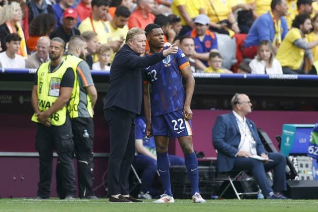MUNCHEN, 02-07-2024, Stadium Allianz Arena, European Football Championship Euro2024, Round of 16 match no.40 between Romania and Netherlands. (L-R) Netherlands trainer coach Ronald Koeman, Netherlands player Denzel Duimfries Romania - Netherlands (Euro2024)  x25660957x Copyright:
