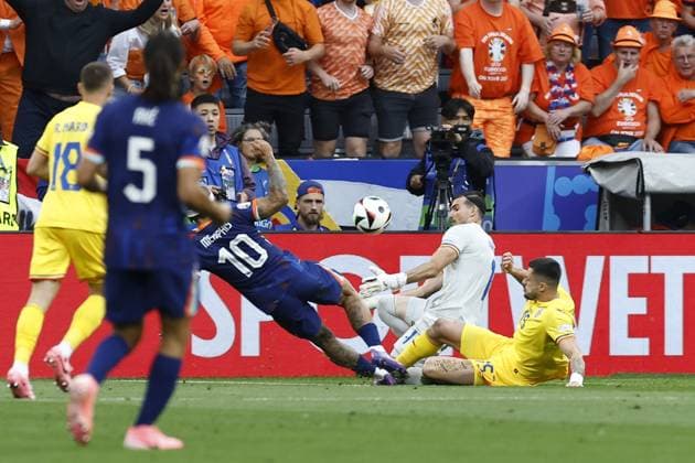 MUNCHEN, 02-07-2024, Stadium Allianz Arena, European Football Championship Euro2024, Round of 16 match no.40 between Romania and Netherlands. (L-R) Netherlands player Memphis Depay, Romania goalkeeper Constantin Florin Nita, Romania player Andonie Andrei Burca Romania - Netherlands (Euro2024)  x25661055x Copyright: