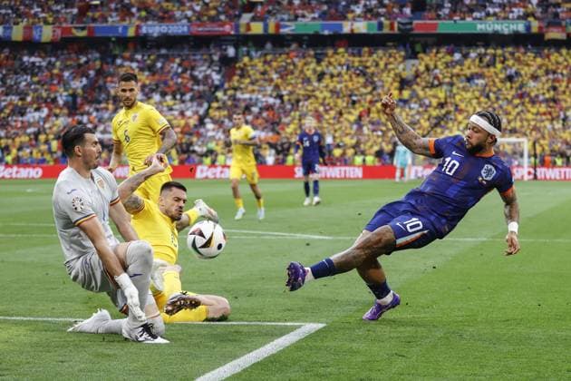 MUNCHEN, 02-07-2024, Stadium Allianz Arena, European Football Championship Euro2024, Round of 16 match no.40 between Romania and Netherlands. (L-R) Romania goalkeeper Constantin Florin Nita, Romania player Andonie Andrei Burca,, Netherlands player Memphis Depay Romania - Netherlands (Euro2024)  x25661056x Copyright: