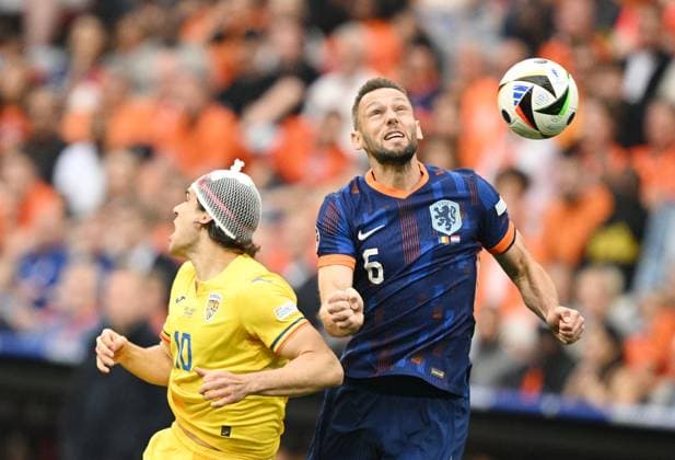 Germany Soccer Euro 2024 Romania - Netherlands 8721236 02.07.2024 Romania s Ianis Hagi, left, and Netherlands Stefan De Vrij struggle for a ball during the UEFA EURO, EM, Europameisterschaft,Fussball 2024 round of 16 soccer match between Romania and Netherlands at the Munich Football Arena in Munich, Germany. Alexey Filippov Sputnik Munich Germany  Copyright: xAlexeyxFilippovx