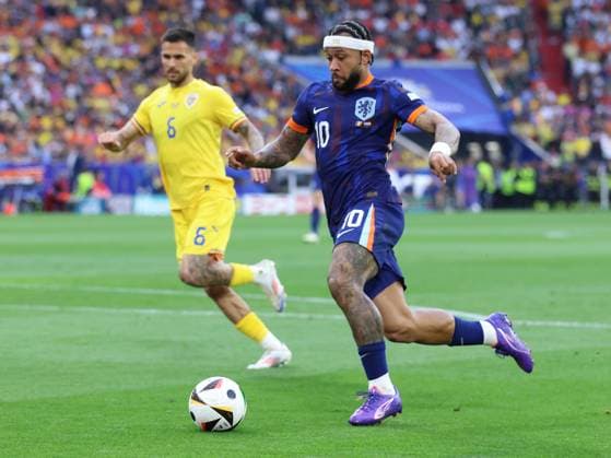 Fußball UEFA EURO, EM, Europameisterschaft,Fussball 2024 Achtelfinale Rumänien - Niederlande am 02.07.2024 in der München Fußball Arena in München Memphis Depay ( Niederlande ), vorne - Marius Marin ( Rumänien ), hinten