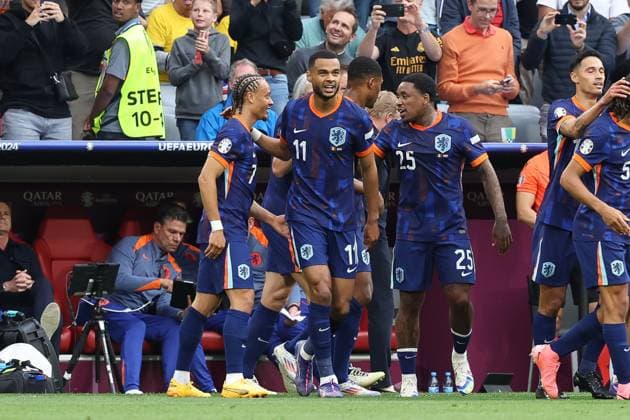 die Mannschaft freut sich ueber das Tor von Cody Gakpo 11 (Niederlande) zum 0:1, Rumaenien vs. Niederlande, Fussball, UEFA EURO, EM, Europameisterschaft,Fussball 2024, Achtelfinale, M43, 02.07.2024 Muenchen Bayern Deutschland