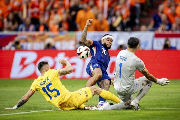 MUNICH - Andrei Burca of Romania, Memphis Depay of Holland and Romania goalkeeper Florin Nita (l-r) during the UEFA EURO, EM, Europameisterschaft,Fussball 2024 round of 16 match between Romania and the Netherlands at the Munich Football Arena on July 2, 2024 in Munich, Germany. ANP KOEN VAN WEEL UEFA EURO 2024 2024 xVIxANPxSportx xxANPxIVx 502623353 originalFilename: 502623353.jpg