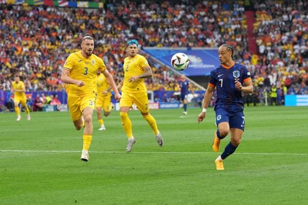Radu Dragusin (3 Rumänien) und Xavi Simons (7 Niederlande) in Aktion beim Achtelfinalspiel der Europameisterschaft Rumänien - Niederlande am 02.07.2024 in München. München Munich Football Arena Bayern Deutschland