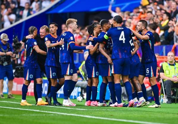 Torjubel der Niederlande nach dem ersten Tor ihrer Mannschaft, UEFA EURO, EM, Europameisterschaft,Fussball 2024 - Round of 16, Romania vs the Netherlands, Fussball Arena München am 02. July 2024 in München, Deutschland. (Foto von Silas Schueller DeFodi Images) goal celebration of the Nederlands after scoring the first goal, UEFA EURO 2024 - Round of 16, Romania vs the Netherlands, Munich Football Arena on July 2, 2024 in Munich, Germany. (Photo by Silas Schueller DeFodi Images) Defodi-738_738_ROUNED_20240702_156