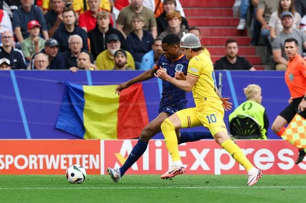 im Zweikampf, Aktion, mit Denzel Dumfries 22 (Niederlande), Ianis Hagi 10 (Rumaenien), Rumaenien vs. Niederlande, Fussball, UEFA EURO, EM, Europameisterschaft,Fussball 2024, Achtelfinale, M43, 02.07.2024 Muenchen Bayern Deutschland