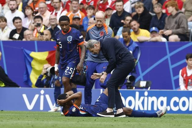 MUNCHEN, 02-07-2024, Stadium Allianz Arena, European Football Championship Euro2024, Round of 16 match no.40 between Romania and Netherlands. Netherlands player Denzel Duimfries injured Romania - Netherlands (Euro2024)  x25661143x Copyright: