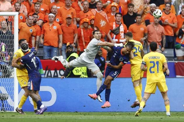 MUNCHEN, 02-07-2024, Stadium Allianz Arena, European Football Championship Euro2024, Round of 16 match no.40 between Romania and Netherlands. (L-R) Romania goalkeeper Constantin Florin Nita, Netherlands player Nathan Ake Romania - Netherlands (Euro2024)  x25661248x Copyright: