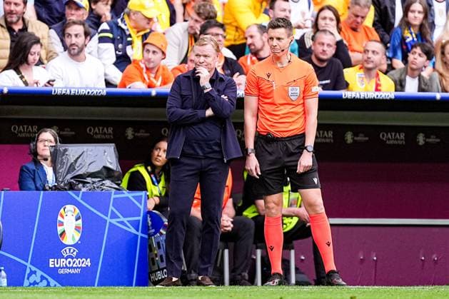 2024-07-02 Romania v Netherlands - Round of 16 - UEFA EURO, EM, Europameisterschaft,Fussball 2024 MUNICH, GERMANY - JULY 2: Coach Ronald Koeman of the Netherlands looks on, Fourth Official Daniel Siebert looks on during the Round of 16 - UEFA EURO 2024 match between Romania and Netherlands at Munich Football Arena on July 2, 2024 in Munich, Germany. (Photo by Joris Verwijst BSR Agency) Munich Germany Content not available for redistribution in The Netherlands directly or indirectly through any third parties. Copyright: xBSRxAgencyx