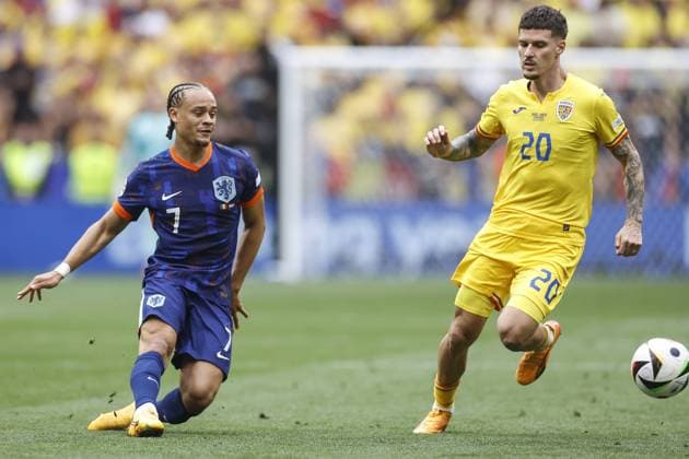 MUNCHEN, 02-07-2024, Stadium Allianz Arena, European Football Championship Euro2024, Round of 16 match no.40 between Romania and Netherlands. (L-R) Netherlands player Xavi Simons, Romania player Dennis Man Romania - Netherlands (Euro2024)  x25661256x Copyright: