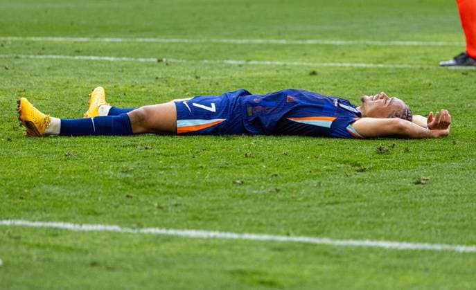 Football - UEFA EURO, EM, Europameisterschaft,Fussball 2024 - Round of 16 - Romania v The Netherlands MUNICH, GERMANY - Tuesday, July 2, 2024: Netherlands Xavi Simons rues a missed chance during the UEFA Euro 2024 Round of 16 match between Romania and the Netherlands at the Allianz Arena. (Photo by David Rawcliffe Propaganda) MUNICH Allianz Arena BAVARIA GERMANY  Copyright: xDavidxRawcliffex P2024-07-02-Romania_Netherlands-44