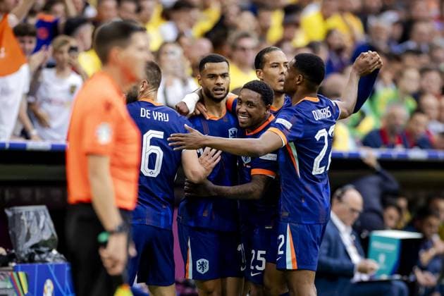 MUNICH - Stefan De Vrij of Holland, Cody Gakpo of Holland, Steven Bergwijn of Holland, Virgil van Dijk of Holland and Denzel Dumfries of Holland cheer after the 0-1 against Romania during the UEFA EURO, EM, Europameisterschaft,Fussball 2024 eighth final match between Romania and the Netherlands in the Munich Football Arena on July 2, 2024 in Munich, Germany. ANP KOEN VAN WEEL netherlands out - belgium out Munchen xVIxxIVx 502623908 originalFilename: 0705008799st.jpg