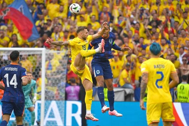 Denis DRAGUS (ROM), Aktion,Zweikampf gegen Virgil VAN DIJK (NED). Achtelfinale Rumaenien (ROU) - Niederlande (NED) am 02.07.2024, Fussball Arena Muenchen. Fussball UEFA EURO, EM, Europameisterschaft,Fussball 2024 GERMANY vom 14.06.2024 - 14.07.2024.
