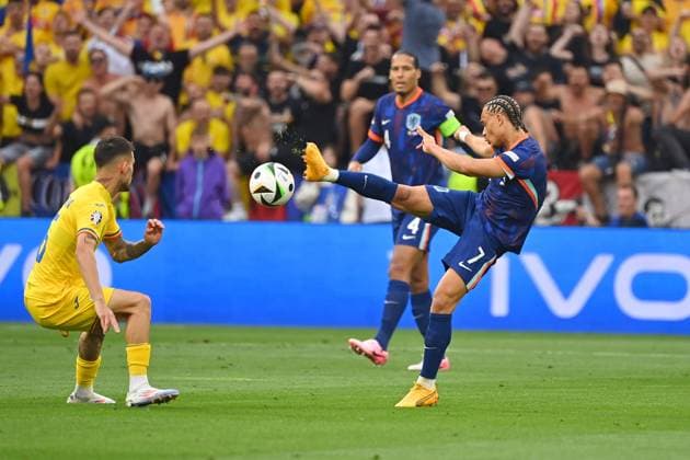 Xavi SIMONS (NED), Aktion,Zweikampf gegen Marius MARIN (ROM). Achtelfinale Rumaenien (ROU) - Niederlande (NED) am 02.07.2024, Fussball Arena Muenchen. Fussball UEFA EURO, EM, Europameisterschaft,Fussball 2024 GERMANY vom 14.06.2024 - 14.07.2024.
