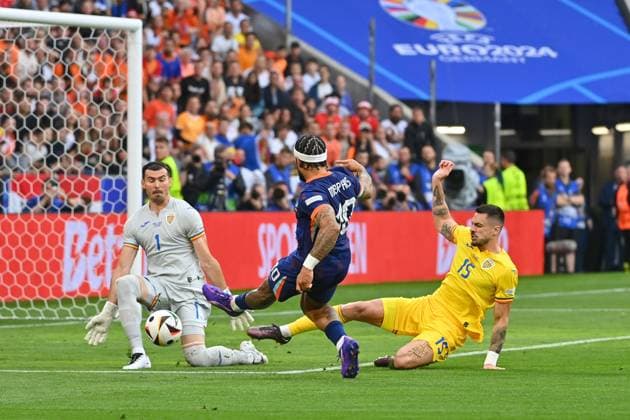 Torchance Memphis DEPAY (NED), Aktion,Zweikampf gegen Andrei BURCA (ROM) und Torwart Florin NITA (ROM). Strafraumszene. Achtelfinale Rumaenien (ROU) - Niederlande (NED) am 02.07.2024, Fussball Arena Muenchen. Fussball UEFA EURO, EM, Europameisterschaft,Fussball 2024 GERMANY vom 14.06.2024 - 14.07.2024.
