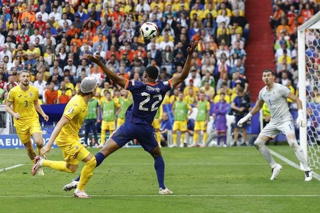 MUNCHEN, 02-07-2024, Stadium Allianz Arena, European Football Championship Euro2024, Round of 16 match no.40 between Romania and Netherlands. (L-R) Romania player Ianis Hagi, Netherlands player Denzel Duimfries Romania - Netherlands (Euro2024)  x25661644x Copyright: