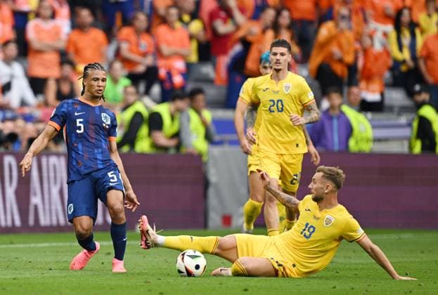 Germany Soccer Euro 2024 Romania - Netherlands 8721263 02.07.2024 Netherlands Nathan Ake, left, and Romania s Denis Dragus struggle for a ball during the UEFA EURO, EM, Europameisterschaft,Fussball 2024 round of 16 soccer match between Romania and Netherlands at the Munich Football Arena in Munich, Germany. Alexey Filippov Sputnik Munich Germany  Copyright: xAlexeyxFilippovx
