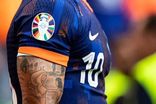 UEFA EURO, EM, Europameisterschaft,Fussball 2024: Rumänien - Niederlande; 02.07.2024 Memphis Depay (Niederlande, 10), Symbolbild, Logo von UEFA EURO 2024 auf dem Spieltrikot von Niederlande UEFA EURO 2024: Rumänien - Niederlande; Munich Football Arena, München; 02.07.2024 Copyright: xBEAUTIFULxSPORTS Buriakovx