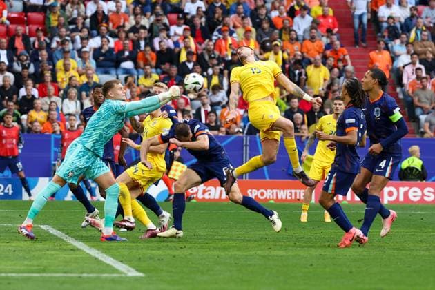im Zweikampf, Aktion, mit Bart Verbruggen 1 (Niederlande), Andrei Burca 15 (Rumaenien), Rumaenien vs. Niederlande, Fussball, UEFA EURO, EM, Europameisterschaft,Fussball 2024, Achtelfinale, M43, 02.07.2024 Muenchen Bayern Deutschland