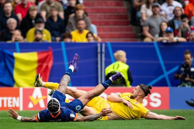 UEFA EURO, EM, Europameisterschaft,Fussball 2024: Rumänien - Niederlande; 02.07.2024 Radu Dragusin (Rumänien, 3), Memphis Depay (Niederlande, 10) UEFA EURO 2024: Rumänien - Niederlande; Munich Football Arena, München; 02.07.2024 Copyright: xBEAUTIFULxSPORTS Buriakovx