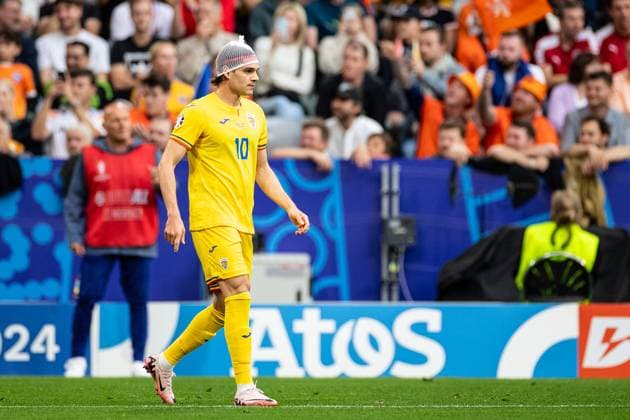 UEFA EURO, EM, Europameisterschaft,Fussball 2024: Rumänien - Niederlande; 02.07.2024 Lanis Haagi (Rumänien, 10) mit dem Schutznetz auf dem Kopf nach der Verletzung. UEFA EURO 2024: Rumänien - Niederlande; Munich Football Arena, München; 02.07.2024 Copyright: xBEAUTIFULxSPORTS Buriakovx