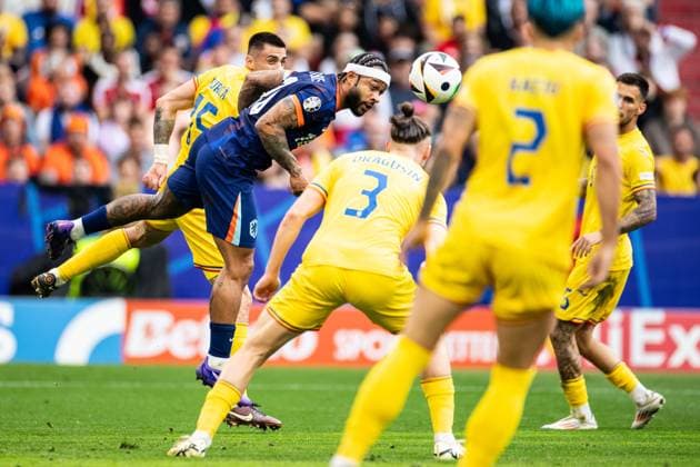 UEFA EURO, EM, Europameisterschaft,Fussball 2024: Rumänien - Niederlande; 02.07.2024 Memphis Depay (Niederlande, 10), Andrei Burca (Rumänien, 15) UEFA EURO 2024: Rumänien - Niederlande; Munich Football Arena, München; 02.07.2024 Copyright: xBEAUTIFULxSPORTS Buriakovx
