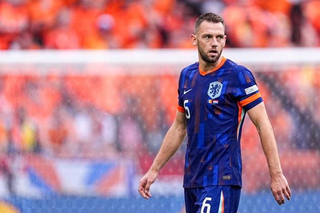 2024-07-02 Romania v Netherlands - Round of 16 - UEFA EURO, EM, Europameisterschaft,Fussball 2024 MUNICH, GERMANY - JULY 2: Stefan de Vrij of the Netherlands looks on during the Round of 16 - UEFA EURO 2024 match between Romania and Netherlands at Munich Football Arena on July 2, 2024 in Munich, Germany. (Photo by Joris Verwijst BSR Agency) Munich Germany Content not available for redistribution in The Netherlands directly or indirectly through any third parties. Copyright: xBSRxAgencyx
