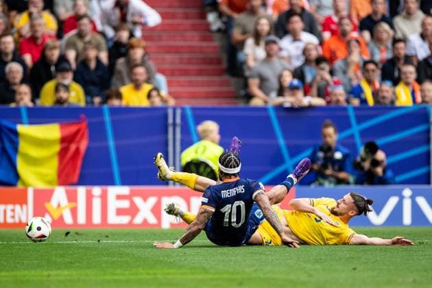 UEFA EURO, EM, Europameisterschaft,Fussball 2024: Rumänien - Niederlande; 02.07.2024 Radu Dragusin (Rumänien, 3), Memphis Depay (Niederlande, 10) UEFA EURO 2024: Rumänien - Niederlande; Munich Football Arena, München; 02.07.2024 Copyright: xBEAUTIFULxSPORTS Buriakovx