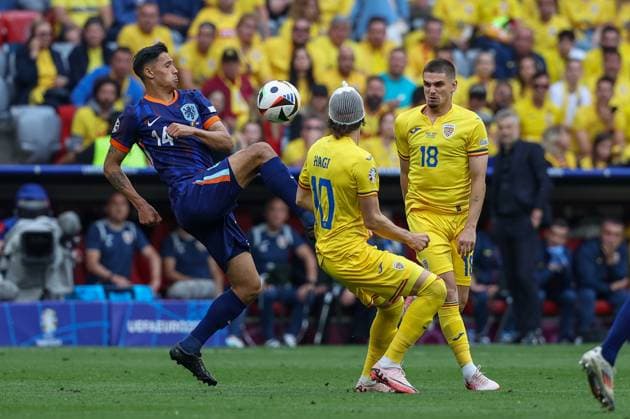 im Zweikampf, Aktion, mit Tijjani Reijnders 14 (Niederlande), Ianis Hagi 10 (Rumaenien), Razvan Marin 18 (Rumaenien), Rumaenien vs. Niederlande, Fussball, UEFA EURO, EM, Europameisterschaft,Fussball 2024, Achtelfinale, M43, 02.07.2024 Muenchen Bayern Deutschland