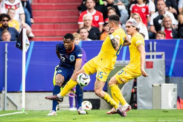 UEFA EURO, EM, Europameisterschaft,Fussball 2024: Rumänien - Niederlande; 02.07.2024 Denzel Dumfries (Niederlande, 22), Andrei Burca (Rumänien, 15), +r10 UEFA EURO 2024: Rumänien - Niederlande; Munich Football Arena, München; 02.07.2024 Copyright: xBEAUTIFULxSPORTS Buriakovx
