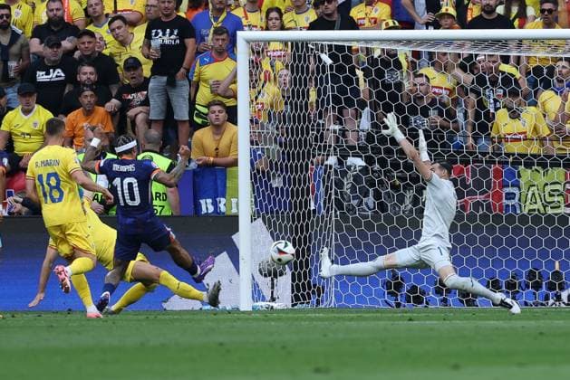 im Zweikampf, Aktion, mit Andrei Ratiu 2 (Rumaenien), Razvan Marin 18 (Rumaenien), Memphis Depay 10 (Niederlande), Bart Verbruggen 1 (Niederlande), Rumaenien vs. Niederlande, Fussball, UEFA EURO, EM, Europameisterschaft,Fussball 2024, Achtelfinale, M43, 02.07.2024 Muenchen Bayern Deutschland