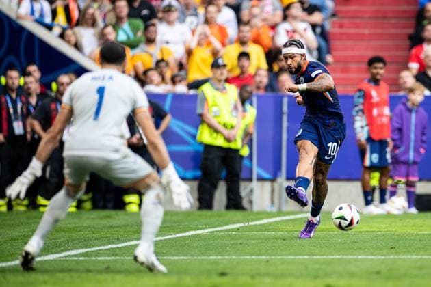 UEFA EURO, EM, Europameisterschaft,Fussball 2024: Rumänien - Niederlande; 02.07.2024 Memphis Depay (Niederlande, 10), Florin Nita (Rumänien, 1) UEFA EURO 2024: Rumänien - Niederlande; Munich Football Arena, München; 02.07.2024 Copyright: xBEAUTIFULxSPORTS Buriakovx