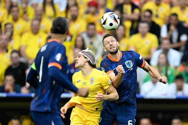 Bild zeigt: Zweikampf Hagi (10, Rumänien) mit Stefan de Vrij (6, Niederlande), 02.07.2024, München, Fussball, Europameisterschaft, Rumänien - Niederlande, EVENT REGULATIONS PROHIBIT ANY USE OF PHOTOGRAPHS AS IMAGE SEQUENCES AND OR QUASI-VIDEO.