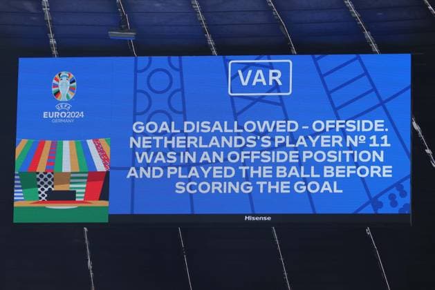Fußball UEFA EURO, EM, Europameisterschaft,Fussball 2024 Achtelfinale Rumänien - Niederlande am 02.07.2024 in der München Fußball Arena in München Die Anzeigetafel in der München Fußball Arena zeigt VAR Video Assist Videobeweis an