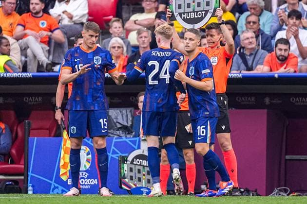 2024-07-02 Romania v Netherlands - Round of 16 - UEFA EURO, EM, Europameisterschaft,Fussball 2024 MUNICH, GERMANY - JULY 2: Substitute player Joey Veerman of the Netherlands and Micky van de Ven of the Netherlands enters the pitch, Jerdy Schouten of the Netherlands leaving the pitch, Fourth Official Daniel Siebert during the Round of 16 - UEFA EURO 2024 match between Romania and Netherlands at Munich Football Arena on July 2, 2024 in Munich, Germany. (Photo by Joris Verwijst BSR Agency) Munich Germany Content not available for redistribution in The Netherlands directly or indirectly through any third parties. Copyright: xBSRxAgencyx